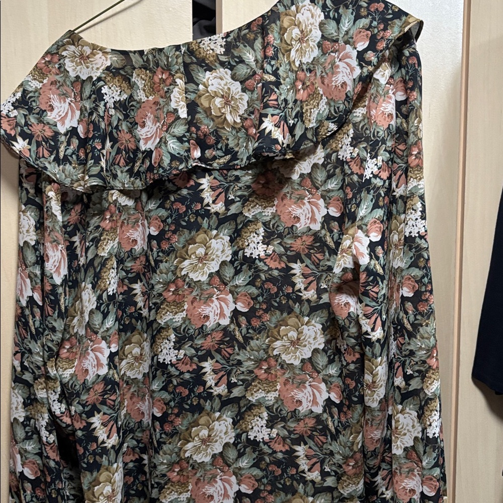 Floral Ruffle Blouse - Picture 6 of 6